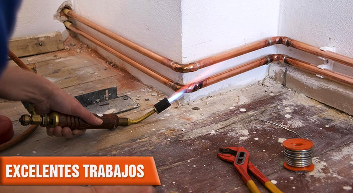 Galdarak  personal realizando mantenimiento eléctrico